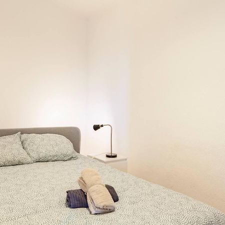 Relax In Lisbon For 4 People With Terrace And Parking Apartment Exterior photo