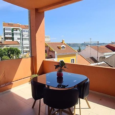 Relax In Lisbon For 4 People With Terrace And Parking Apartment Exterior photo