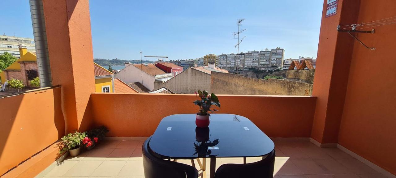Relax In Lisbon For 4 People With Terrace And Parking Apartment Exterior photo