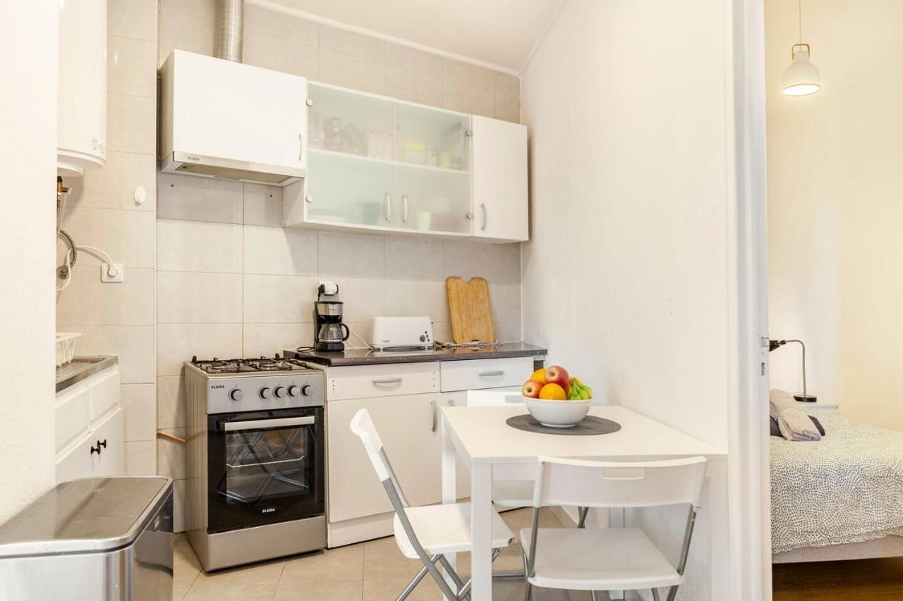Relax In Lisbon For 4 People With Terrace And Parking Apartment Exterior photo