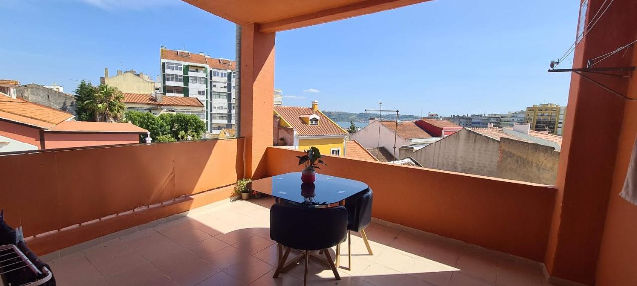 Relax In Lisbon For 4 People With Terrace And Parking Apartment Exterior photo