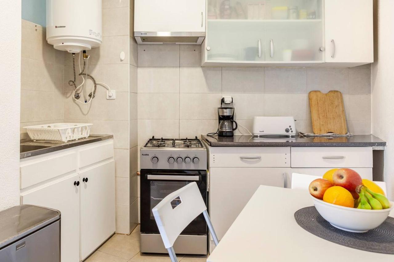 Relax In Lisbon For 4 People With Terrace And Parking Apartment Exterior photo